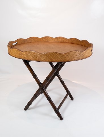 Tray table in polished Wood and cord from the 1970s.
5000m2 showroom.