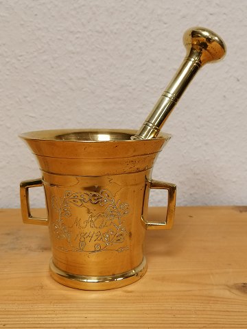 Mortar of brass dated 1842