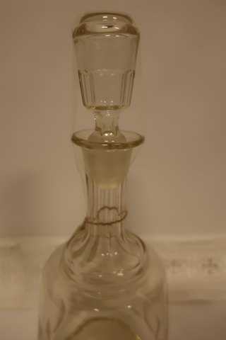 Karaffel med tilhørende originale prop af glas, - Antik
Det præcise danske glasværk har ikke kunnet identificeres med sikkerhed
H inkl. prop: ca. 30cm