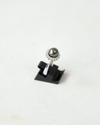 Ring of 18 ct. white gold with tahitian pearl circled by 15 diamonds.
5000m2 showroom.