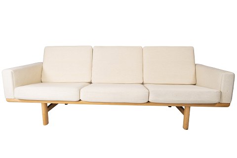 Trepersoners sofa, model GE-236/3, af Hans J. Wegner og Getama, fra 1960erne.
5000m2 udstilling.
