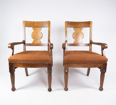 A pair of antique armchairs of dark wood and wool fabric, in great condition 
from the 1930s.
5000m2 showroom.