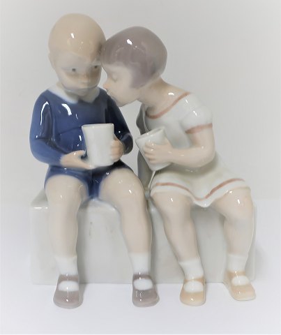 Bing & Grondahl. Porzellanfigur. Junge und Mädchen. Modell 2175. Höhe 14 cm. (1 
Wahl)