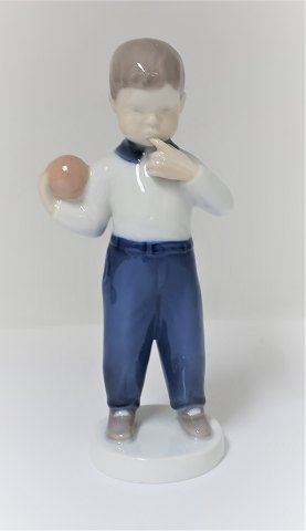 Bing & Grondahl. Porzellanfigur. Junge mit Ball. Modell 2403. Höhe 17 cm. (1 
Wahl)