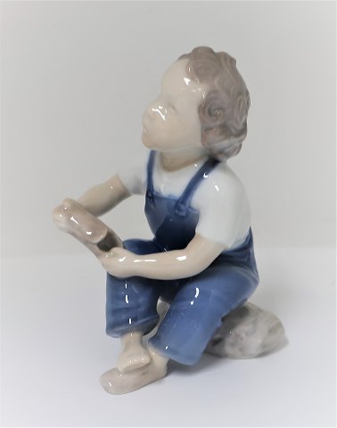 Bing & Grøndahl. Porcelænsfigur. Dreng. Model 2275. Højde 13 cm. (1 sortering)