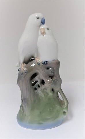 Royal Copenhagen. Porcelænsfigur. Papegøjer på grene. Model 649. Højde 18,5 cm. 
( 1 sortering )