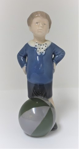 Königliches Kopenhagen. Porzellanfigur. Junge mit Ball. Modell 3542. Höhe 16 cm. 
(1 Wahl)