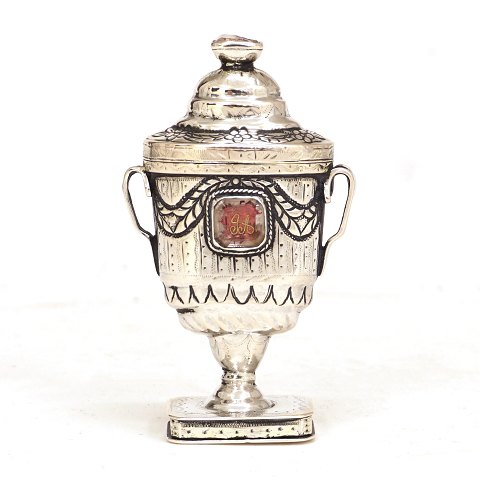 An early 19th century silver vinaigrette by Poul 
Hansen, Denmark, dated 1802. H: 8cm. W: 51gr