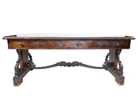 Antikt skrivebord af palisander med udskæringer og i flot antik stand fra 
1840erne.
5000m2 udstilling.
