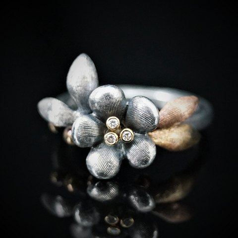 Ole Lynggaard; Silver Flower ring with three diamonds and gold