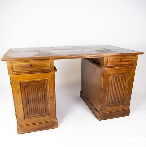 Large writing desk of light mahogany, in great antique condition from the 1920s. 

5000m2 showroom.