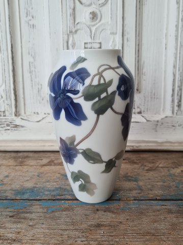 B&G Artnouveau vase dekoreret med blå klematis no. 6523/45 - 16,5 cm.