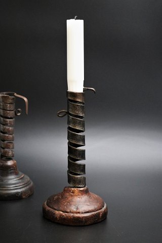 Fransk 1800 tals lysestage i snoet smedejern med træ fod og rigtig fin patina. 
Højde :18,5cm.