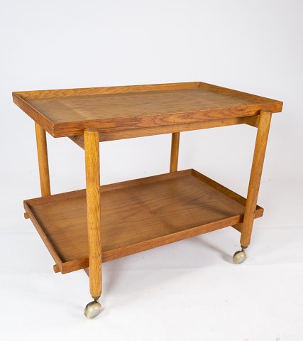 Bar table with extension in oak of danish design manufactured by Hundevad 
Furniture in the 1960s. 
5000m2 showroom.