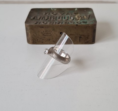 KAD ringen Ring in punched sterling silver with zircon by Hans Henrik Nygaard Ring in punched sterling silver with zircon by Hans Henrik Nygaard