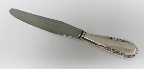 Georg Jensen. Sølvbestik (830). Viking. Middagskniv. Længde 22,5 cm. Der er 2 
styk på lager. Prisen er per styk.
