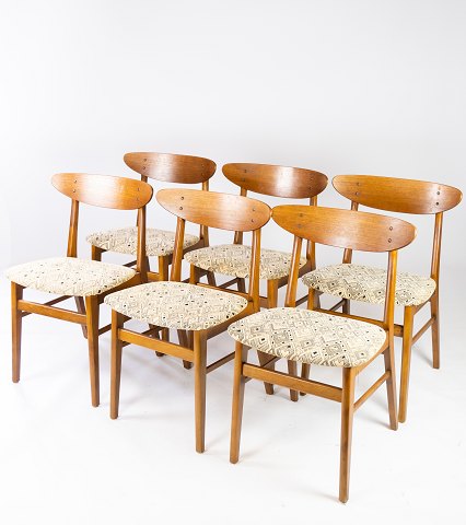 Sæt af seks spisestuestole i teak og polstret med mønstret stof af dansk design 
fremstillet af Farstrup Møbler i 1960erne. 
5000m2 udstilling.