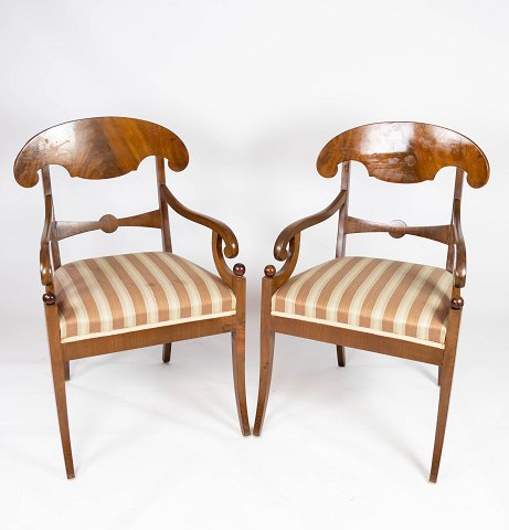 Sæt af to armstole af mahogni og polstret med stribet stof fra 1860erne. 
5000m2 udstilling.