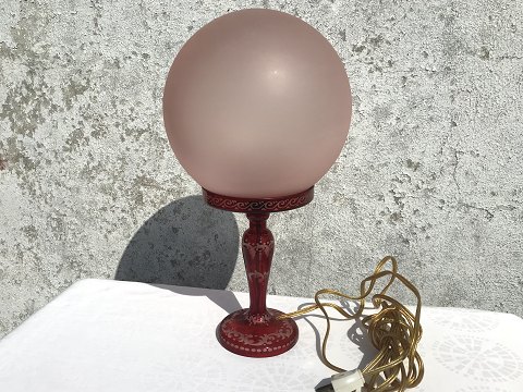 Bøhmisk glas lampe
Med rosa kugleskærm
*1600kr