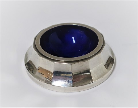 Georg Jensen. Sterling (925). Salzbehälter mit blauem Emaille. Durchmesser 5,5 
cm. Modell 423.