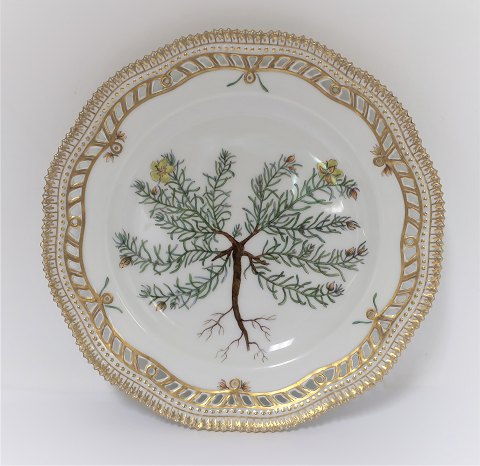 Royal Copenhagen, Flora Danica. Frokost tallerken med gennemskåret bort. Design 
#3554. Diameter 23 cm. (1 sortering). Fumana vulgaris Spach