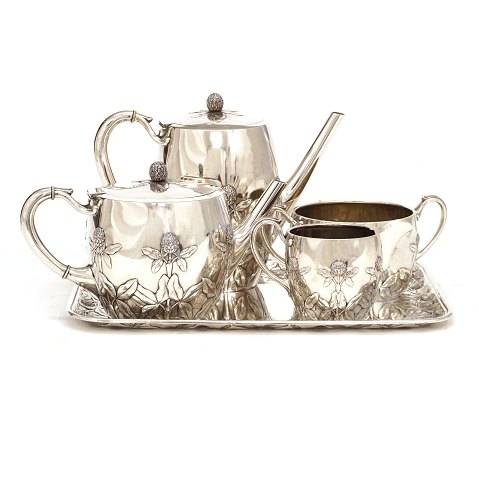 N. G. Henriksen for A. Michelsen, Copenhagen. 
Silver coffee and Teaset. Dated 1915-16. W: 
2.613gr