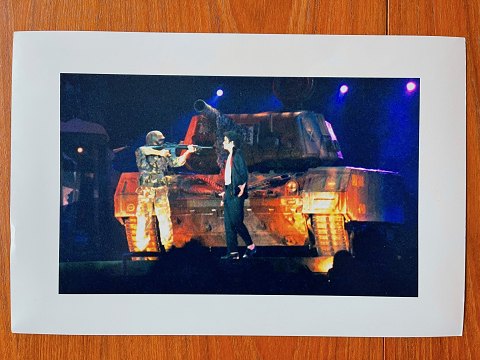 Vintage pressefoto af Michael Jackson, der står foran tank på larvefødder under  
HIStory World Tour i Moskva, Rusland, 1996.