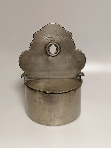 Saltkar af tin 
Dateret 1843