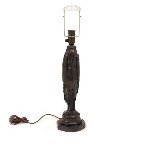 Bordlampe i form af malibu stork skåret i træ. 
Danmark ca. år 1920. H: 68cm