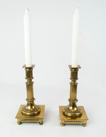 Sæt af to lysestager i messing, i flot antik stand fra 1920erne. 
5000m2 udstilling.