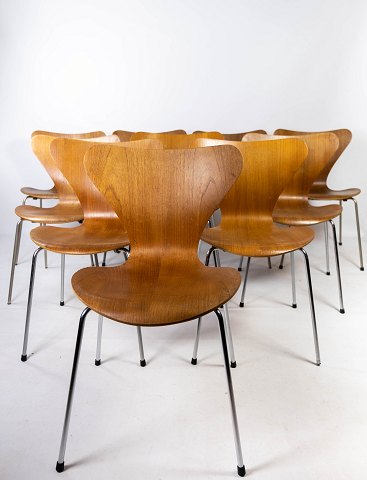 A set of 12 series Seven chairs, model 3107, of teak designed by Arne Jacobsen 
and manufactured by Fritz Hansen in 1996.
5000m2 showroom.
