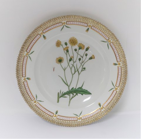 Royal Copenhagen, Flora Danica. Middags tallerken. Design #3549. Diameter 25 cm. 
(1 sortering). Crepis tectorum L