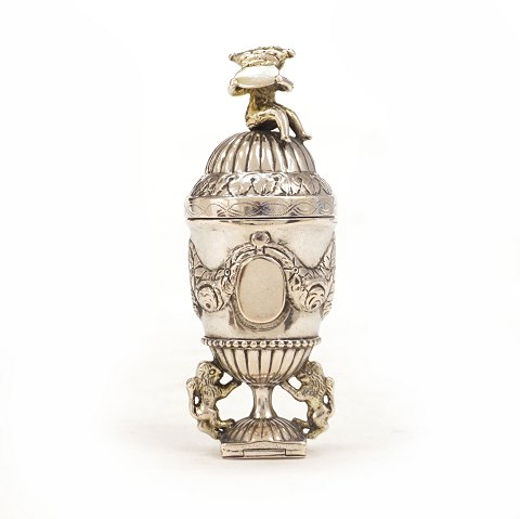 A partly gilt silver vinaigrette by Peter Sæbye, 
Copenhagen, 1810-45. H: 10,1cm