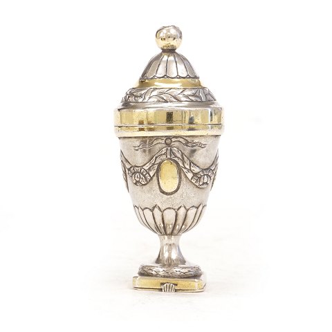 An early 19th century partly gilt Danish silver 
vinaigrette. Johan Adolf Müller, Haderslev. H: 
8,7cm