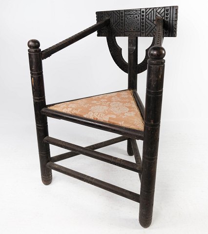 Armstol af mørkt træ med udskæringer og polstret med lyst stof, i flot antik 
stand fra 1880. 
5000m2 udstilling.