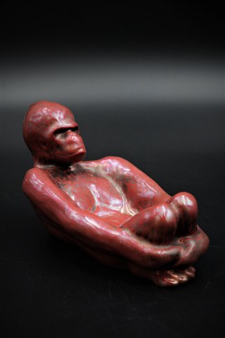 Small ceramic bowl from Hjorth in the form of orangutan in red / brown glaze. 
H:9cm. L:16cm.