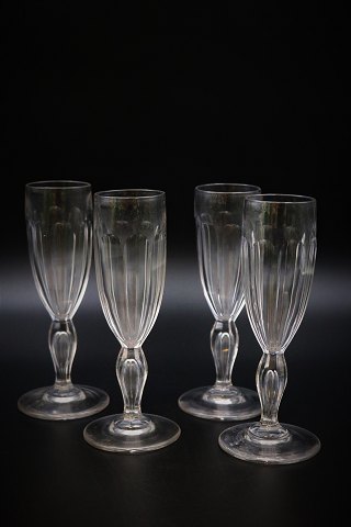 12 stk. , gamle champagne fløjter i krystalglas med klassisk slibning og fin 
fod. H:17cm. Dia.:4,8cm.