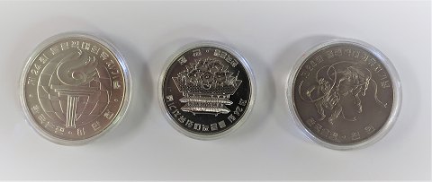 Sydkorea. Møntsæt fra 1982. 1000 Won (kobbernickel) + 10000 Won (sølv) og 20000 
Won (sølv). Ucirkuleret.