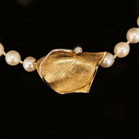 14kt gold clasp by Ole Lynggaard, Copenhagen. 
Size: 3,5x2,2cm. W: 12,8gr