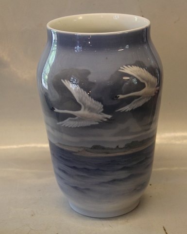 Royal Copenhagen 1973-1217 RC Vase with swans in flight 25,5 cm