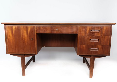 Skrivebord i teak af dansk design fra 1960erne.
5000m2 udstilling.
