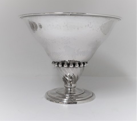 Sølvskål (830). Højde 14,5 cm. Diameter 18,3 cm. Produceret 1920.