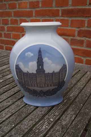 Royal Copenhagen Danish porcelain, large oval vase with motif of Christiansborg in Copenhagen