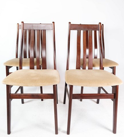 Sæt af fire spisestuestole i mahogni og polstret med lyst stof, af dansk design 
fremstillet af Farstrup møbler i 1960erne.
5000m2 udstilling.