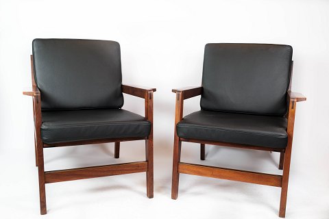 Et par hvilestole i poleret træ og sort klassisk læder af dansk design fra 
1960erne. 
5000m2 udstilling.