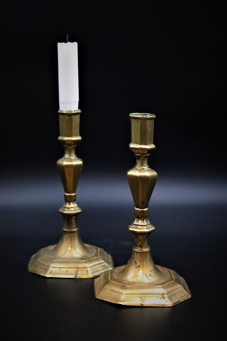 Et par antikke 1700/1800 tals messing lysestager , Højde: 19,5cm.