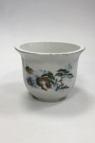 Urtepotte/urtepotteskjuler af porcelæn fremstillet i Kina. Med landskabsmotiv og 
guldkant