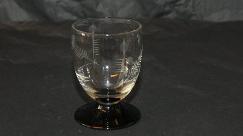 Snapseglas med sort fod og drueranke