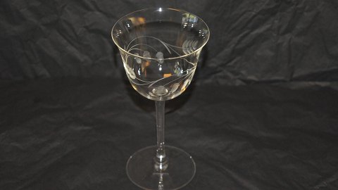 Red wine Glass with flowers Motif splicing