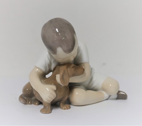 Bing & Grøndahl. Porcelænsfigur. Dreng med hund. Model 1951. Højde 9 cm. (1 
sortering)